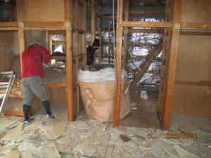 「小屋内部解体が始まりました。」の画像