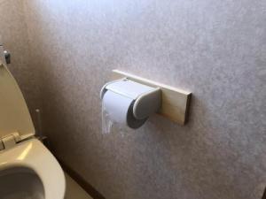 「2階トイレ紙巻き器取付工事」の画像