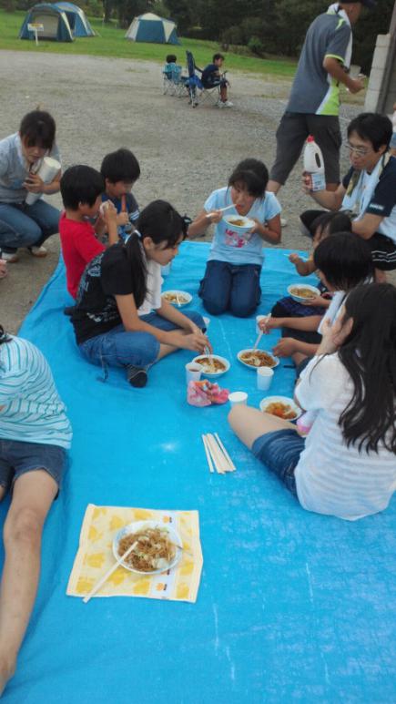 2012/08/02 19:38/みんなおいしそうに食べてます。自分たちで作ったのは一段と美味しいよね!