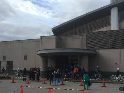 2016/10/11 05:02/続々とエントリーの選手が受付を済ませていました。