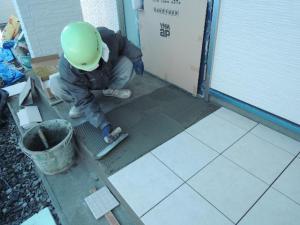 「天童市 DI様邸新築工事 43 玄関タイル貼 『テクノストラクチャーで建てる山形の長期優良住宅』」の画像