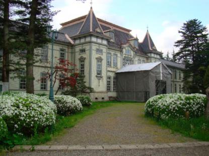 旧米沢高等工業学校本館のつつじ 山形の歴史 伝統