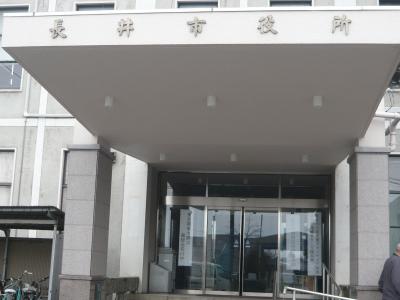 「長井市地震災害対策本部のある市役所入り口です」の画像