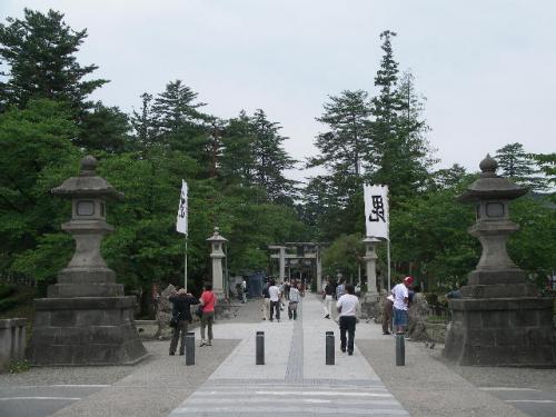 「上杉神社のお堀の鯉と参道の鳩」の画像