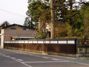 「趣ある板塀が登場」の画像