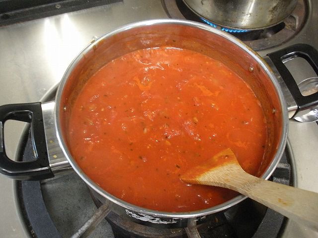 トマトソースの仕込み「沸騰る（にる）」