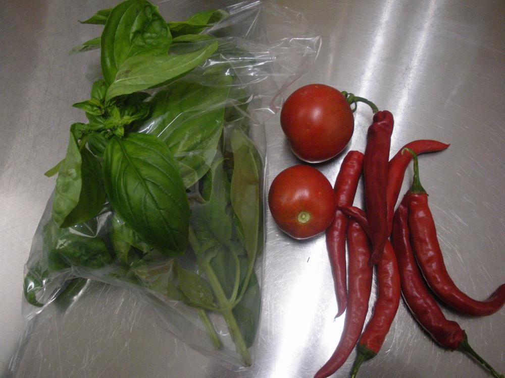 取れたて野菜でピザを！