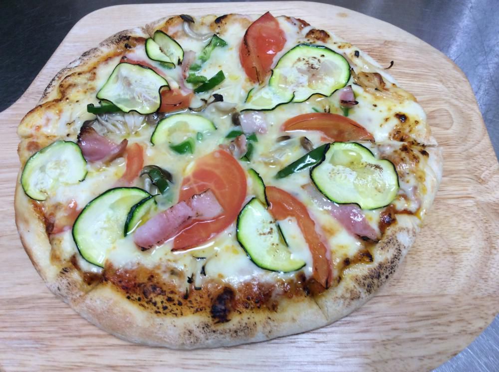 ベーコンとズッキーニのピザ