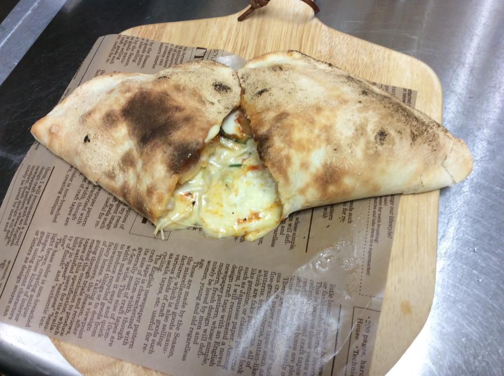熱々チーズがとろ~り、魅惑のカルツォーネ