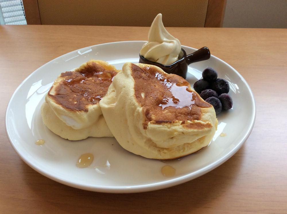 極上のふわふわ食感、米粉のすふれパンケーキ、近日デビュー！