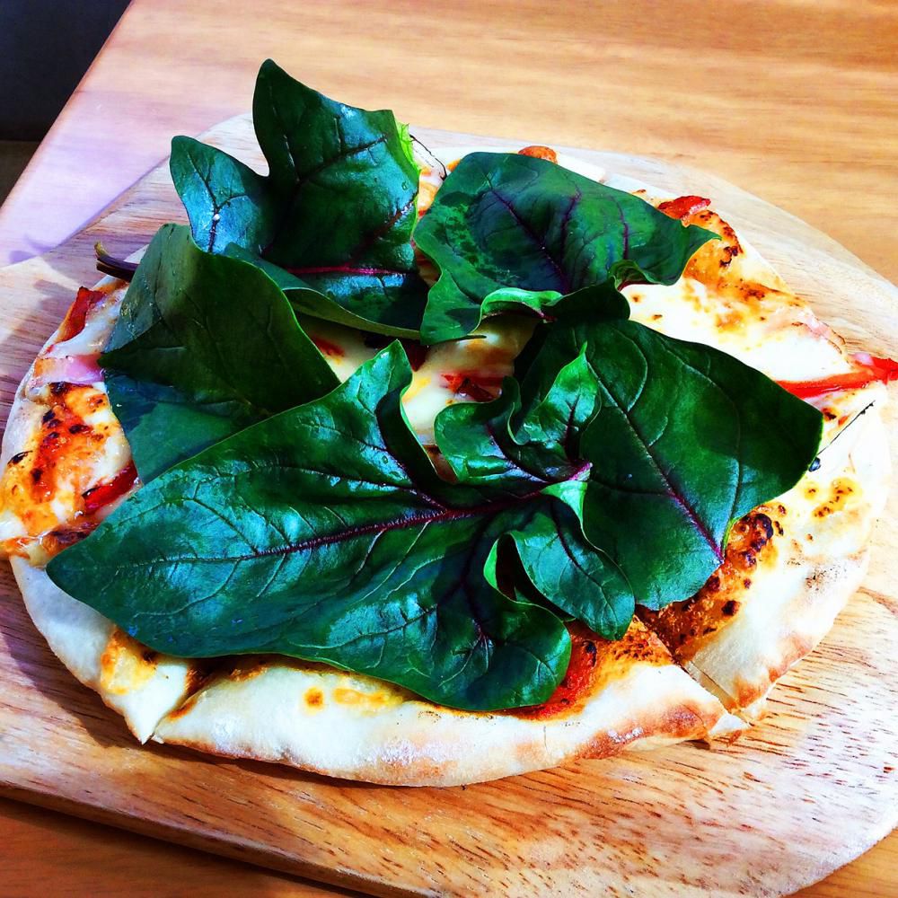 サラダほうれん草とパプリカのピザ