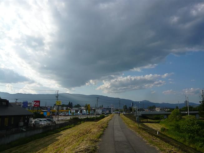 何かを予感させる雲と今日のランチはパスタ。