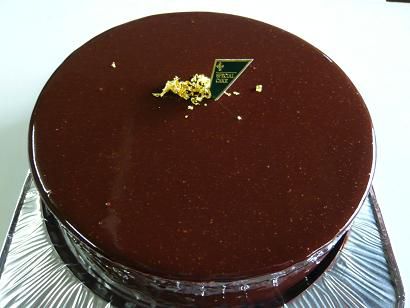 ジュアン「顔が写る鏡のようなチョコレートケーキ」