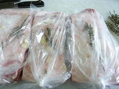 ジュアン「仕込み。自家製ベーコンとスモークサーモン」