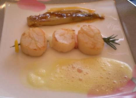 ジュアン「ローズマリーの枝に刺したホタテ貝のブロシェット」