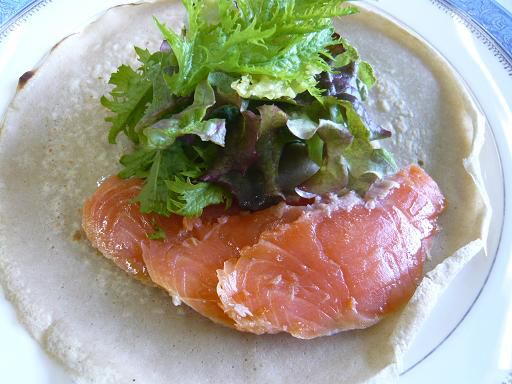 ジュアン「自家製スモークサーモンとそば粉のクレープ」