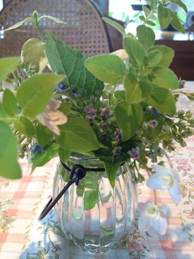 ジュアン「テーブルの花」