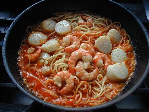 人気の大粒のホタテ貝と海老の入ったトマトパスタ
