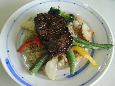 ジュアンのランチの人気者、牛肉のステーキとガーリックライス丼。