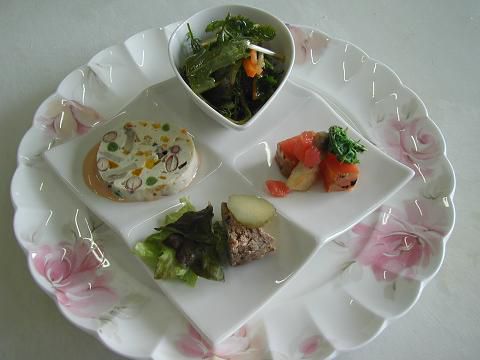 ジュアンのうまいもの、盛る付ける皿を替えるとイメージもUP!