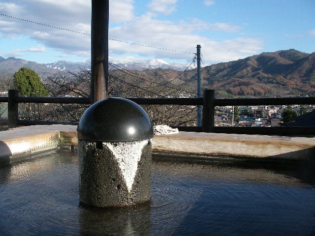 蔵王を眺めを楽しめる上山城の足湯