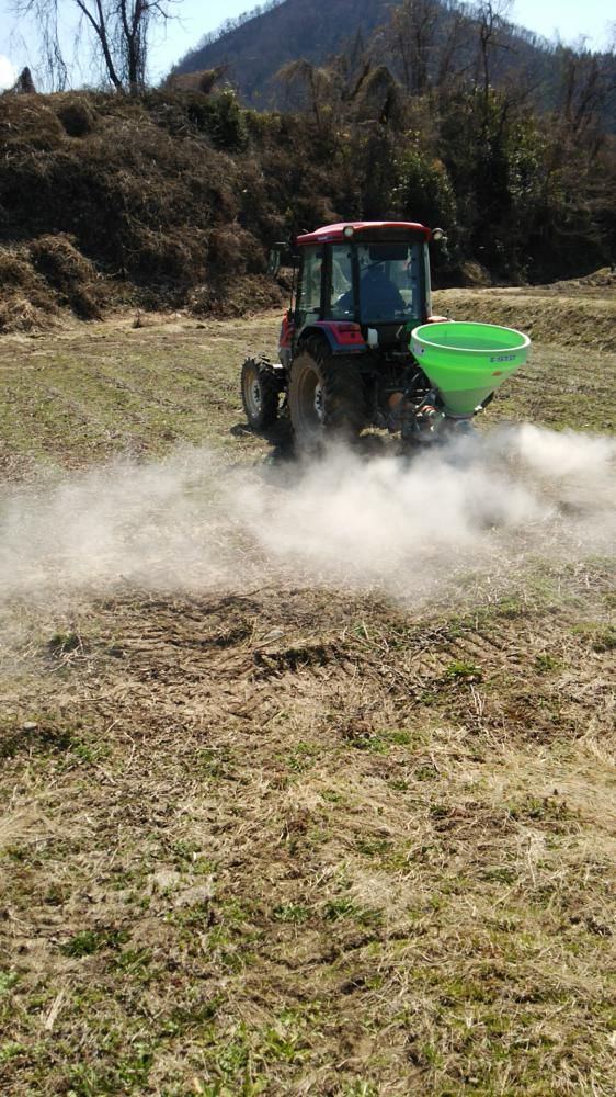 大豆畑の土壌改良剤(M-10)の散布