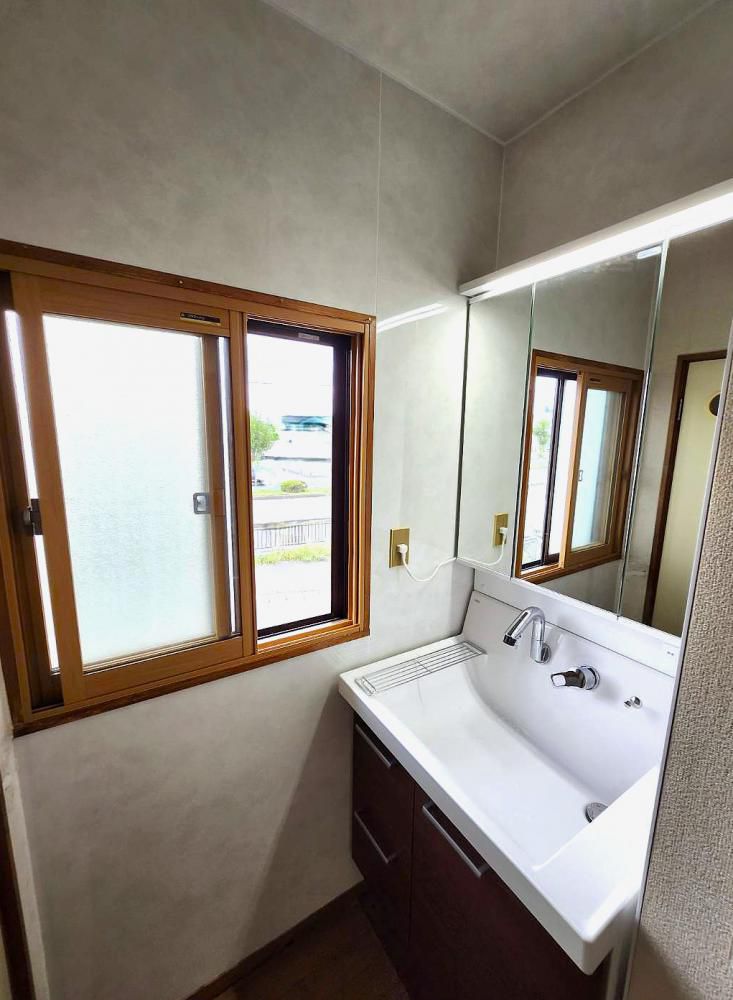 洗面台交換及び周辺のパネル貼り