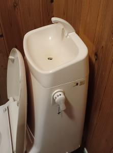 「水道メーターのパイロットが回っています。」