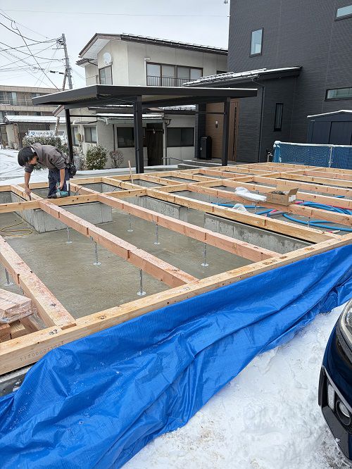 ～新築現場土台敷～