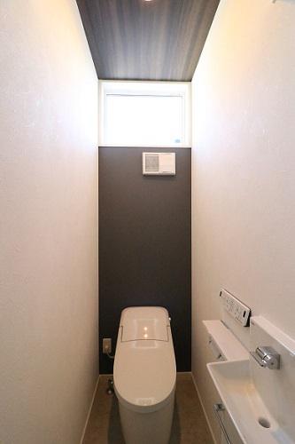 正面クロスが特徴的なトイレ