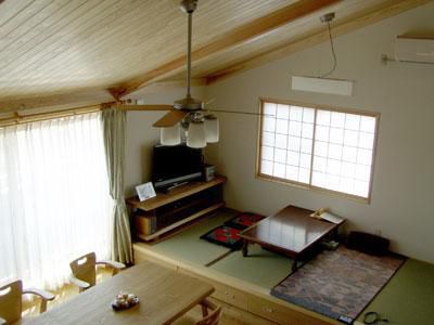 板張りの落ち着いた天井と畳でくつろげる空間