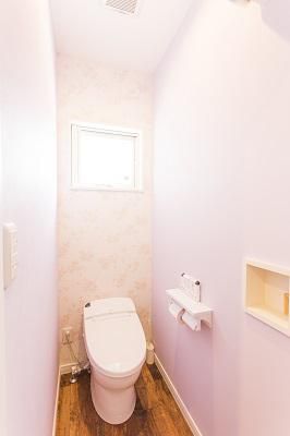 ピンク色の可愛らしい空間のトイレ