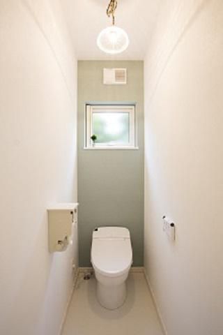 1、2階のトイレは正面クロスの色を変え、違った雰囲気に
