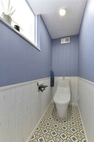 壁色や床にも個性が光るトイレ