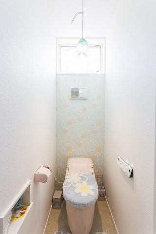 花柄の壁紙や照明のバランスが良いトイレ