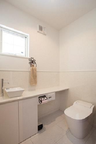 大理石調の床材を使用したトイレ