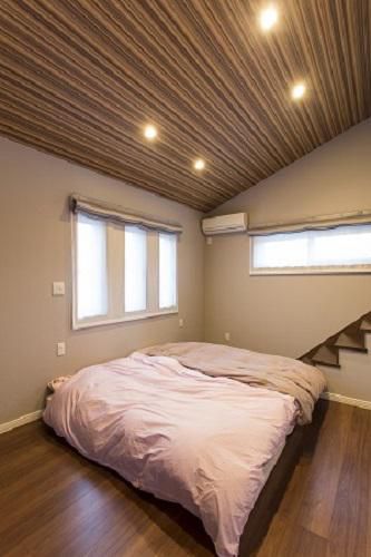 勾配天井を利用した収納力と遊び心のある寝室