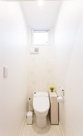 花柄のポイントクロスが魅力的なトイレ