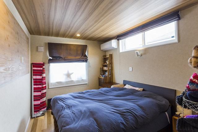 木目調のデザインクロスで暖かみのある寝室