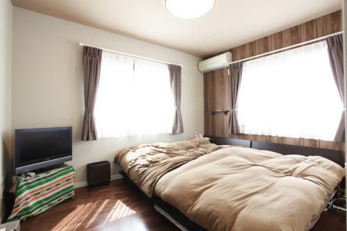木目調の壁が床材やクロスとマッチし、落ち着きのある寝室