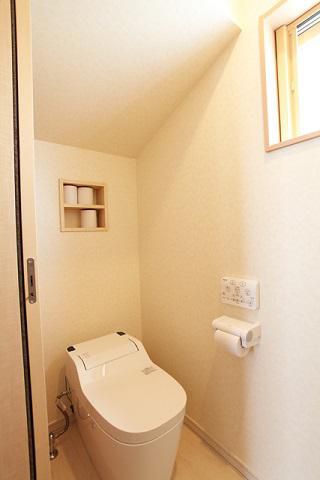 壁面を利用した収納のトイレ
