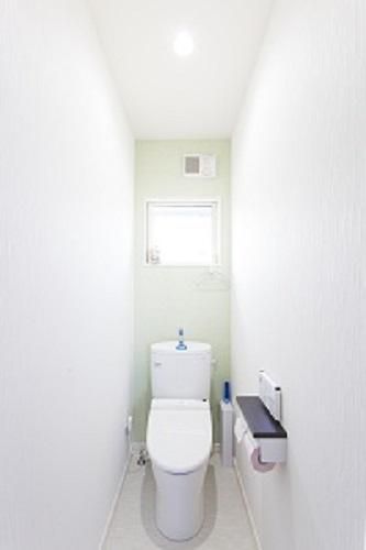 ミントグリーンのクロスを使用したトイレ
