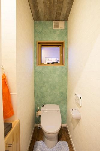 床、天井、窓枠にも木を使い、癒されるトイレ