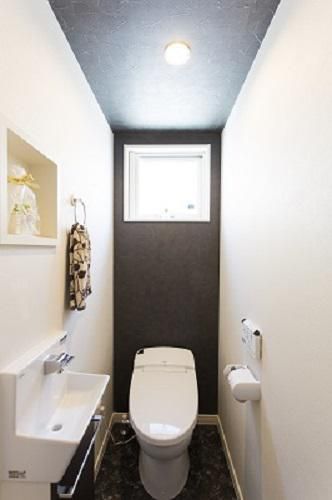 色を統一させたシックな印象の1階トイレ