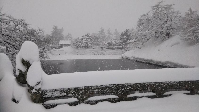 雪の米沢城