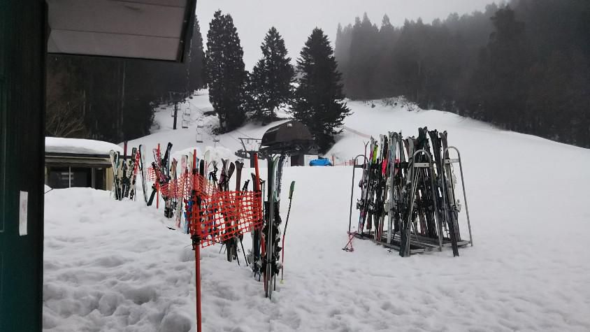 小野川スキー場で雨のなか