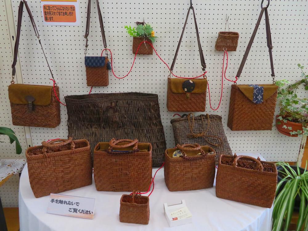 山ぶどうの蔓細工と青苧等の工芸品展開催中！
