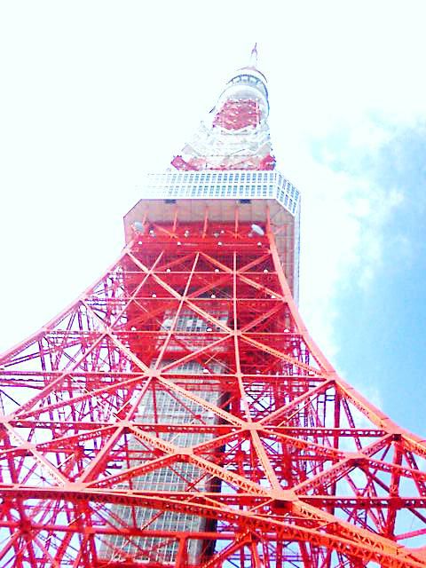 東京タワー、空を仰ぐ。