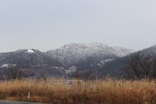 初冬　周りの山々がうっすらと雪化粧　まだ積雪ゼロ　雪がないっていいね～