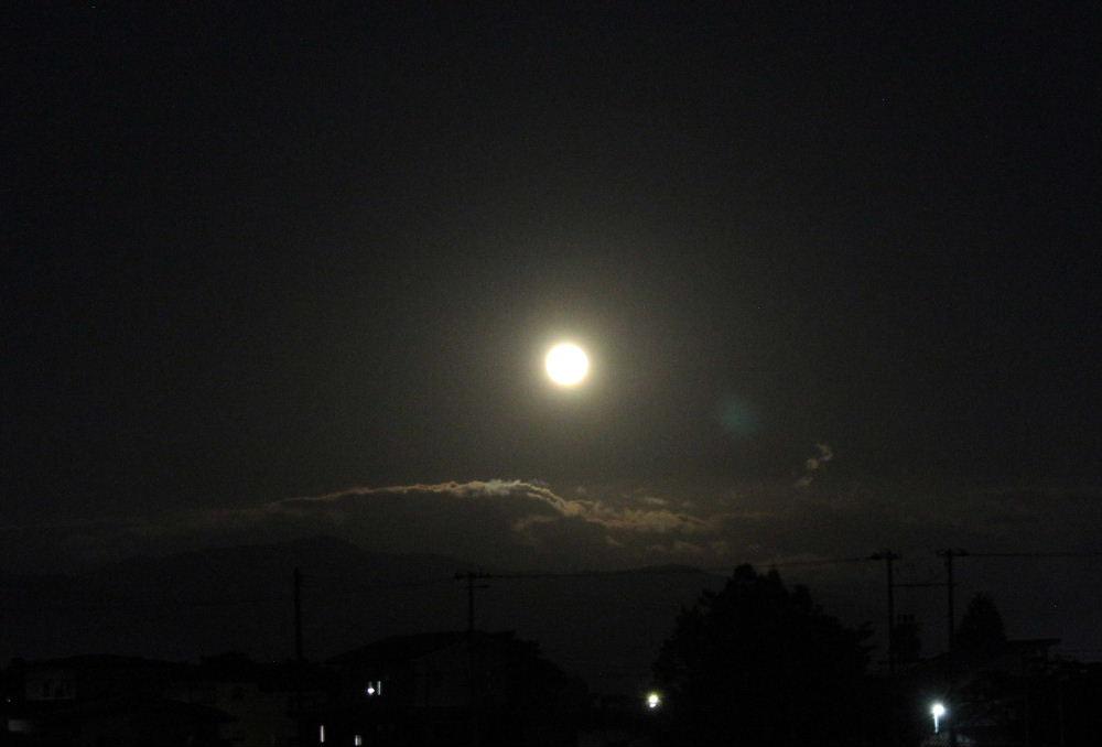 昨夜は中秋の名月　オレンジ色の満月の月が東の空からのぼりました　手前には電照栽培のビニールハウスがあり三脚の準備もないままの撮影で　残念ながら昨夜の雰囲気を伝えることができません　皆さんお月さまを眺めましたか